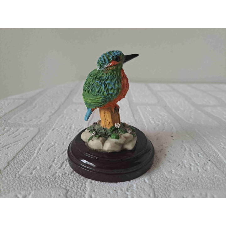 IJsvogel met boomstronk op een houten plateau