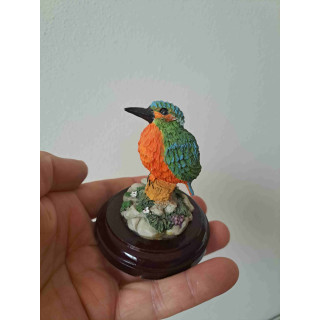 IJsvogel met boomstronk van kunsthars en houten plateau