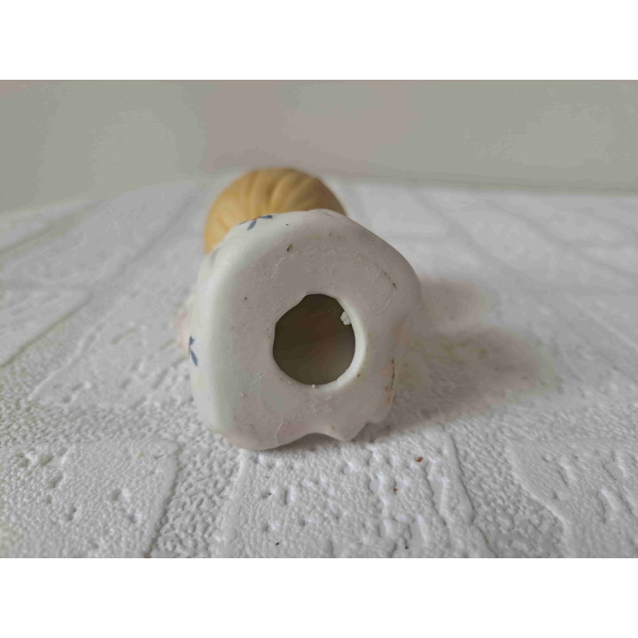 Biscuit porselein beeldje van meisje met blauwe strik in haar