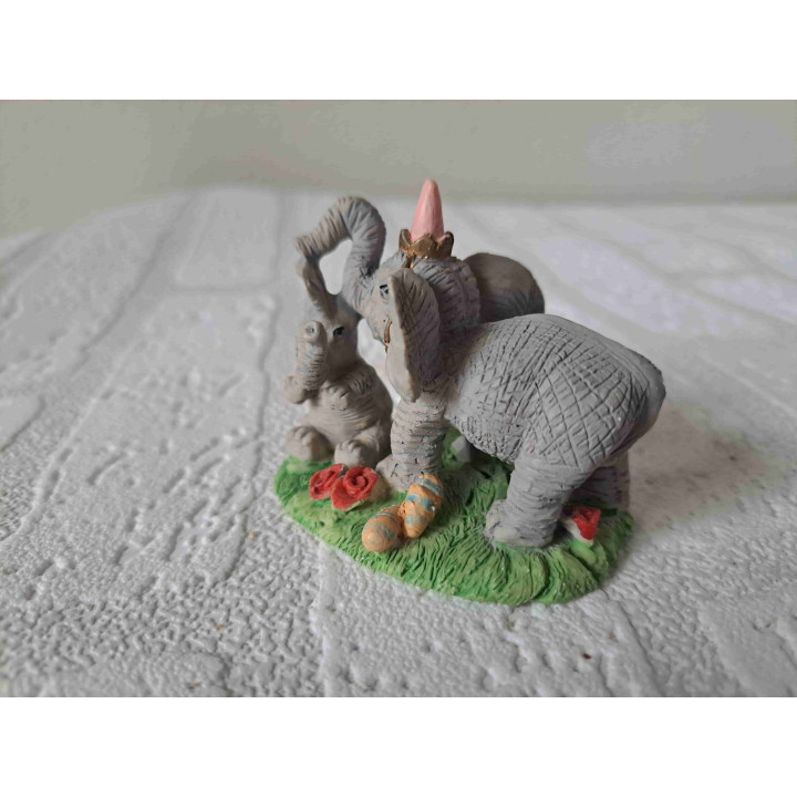 Olifant moeder van het circus trekt aan de oor van baby olifant