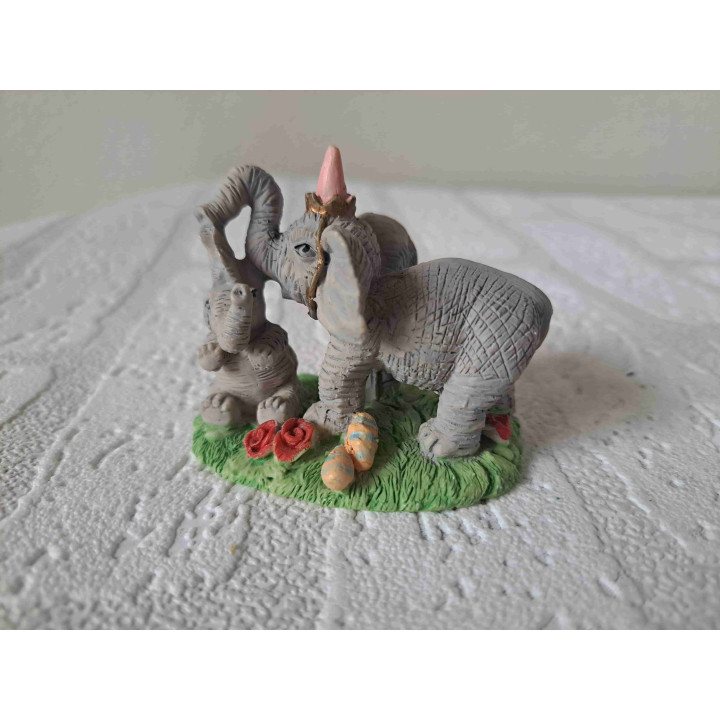 Olifant moeder van het circus trekt aan de oor van baby olifant