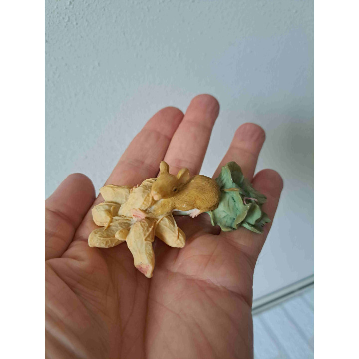 Muis van kunsthars eet pindas L8.5 x B5 x H3 cm