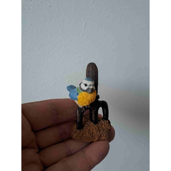 Pimpelmees vogel van kunsthars op hooivork 4.5x4x7.5cm