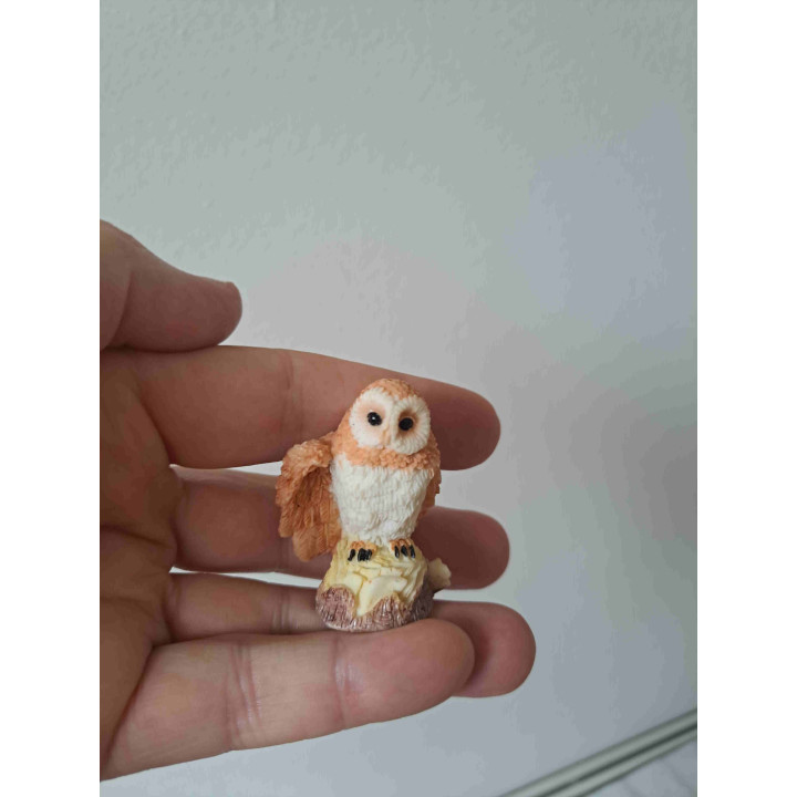 Uil met een vleugel open van kunsthars Uil met een vleugel open van kunsthars