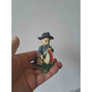 Kleine tamborilero met een trommel van kunsthars