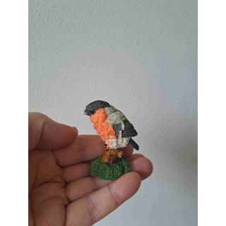 Goudvink vogel op een tak van kunsthars