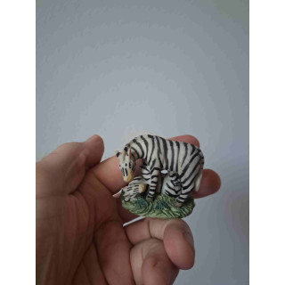 Zebra met jong op het gras van kunsthars