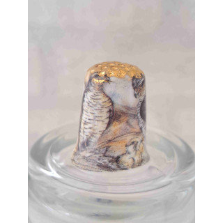 Twee roofvogels op een porselein vingerhoedje met goud top van Birchcroft Twee roofvogels op een porselein vingerhoedje met goud top van Birchcroft