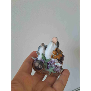 Dolfijn met jong en inktvis aan vin van kunsthars