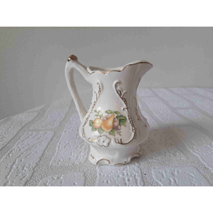 Melkkan van porselein met peer druif en appel opdruk