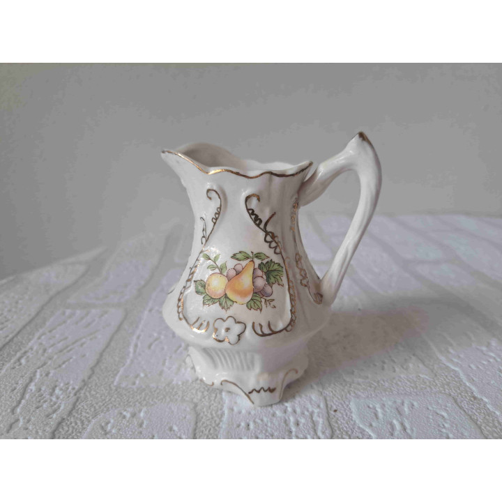 Melkkan van porselein met peer druif en appel opdruk