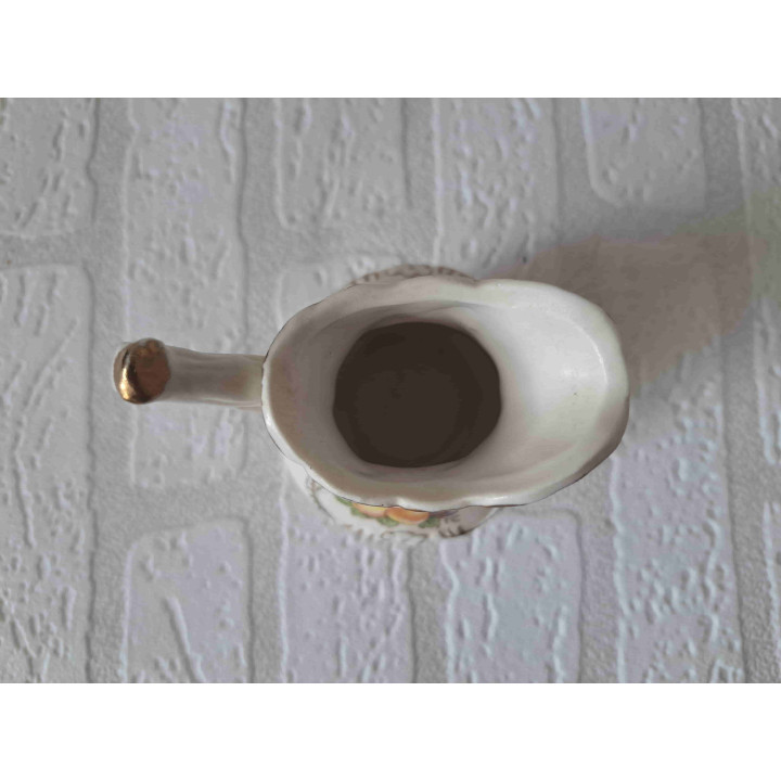 Melkkan van porselein met peer druif en appel opdruk