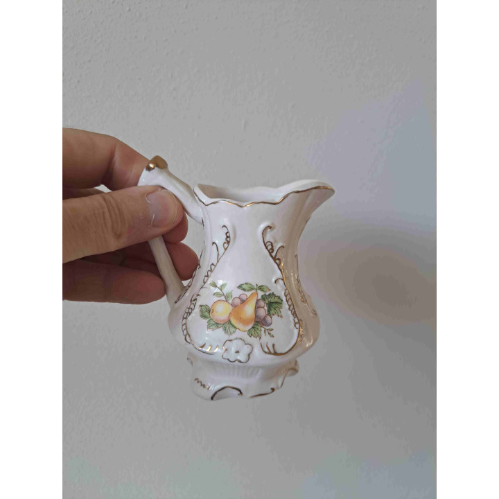 Melkkan van porselein met peer druif en appel opdruk