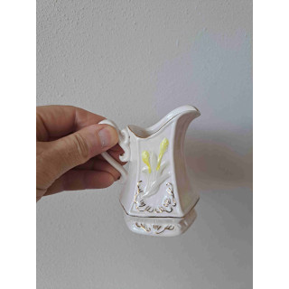 Melkkan van porselein met graan opdruk