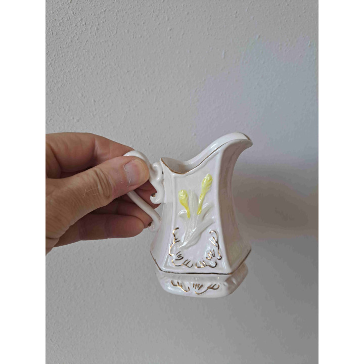 Melkkan van porselein met graan opdruk