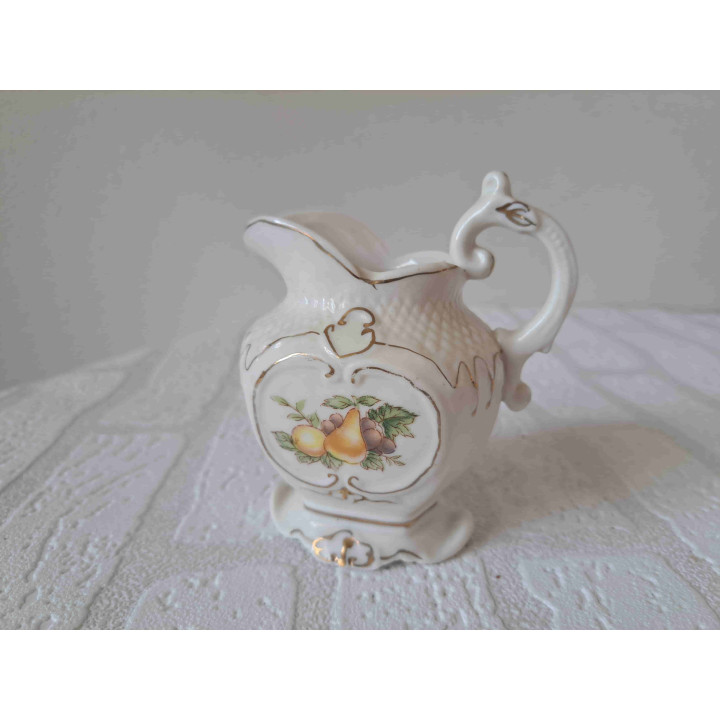 Melkkan van porselein met fruit opdruk