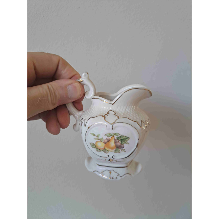 Melkkan van porselein met fruit opdruk