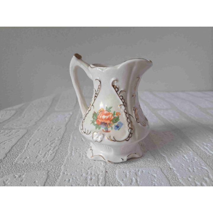 Melkkan van porselein met bloemen opdruk