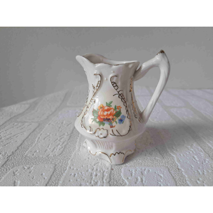 Melkkan van porselein met bloemen opdruk