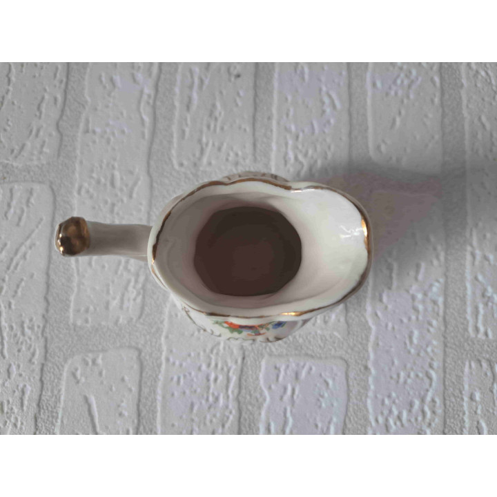 Melkkan van porselein met bloemen opdruk