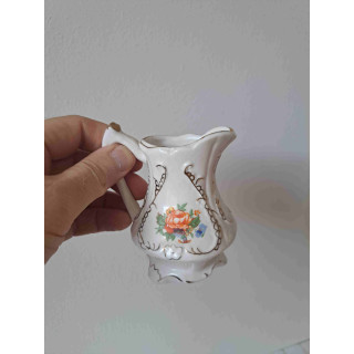 Melkkan van porselein met bloemen opdruk