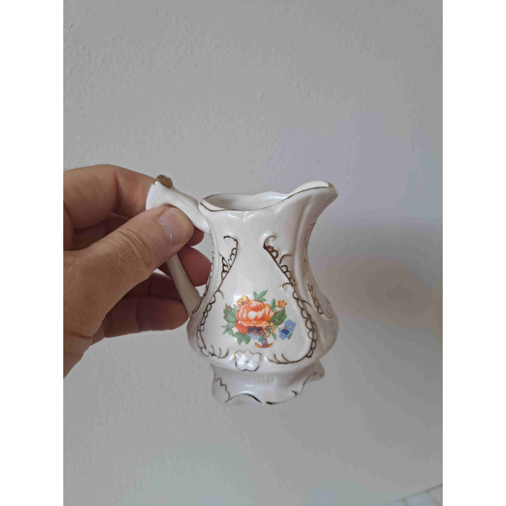 Melkkan van porselein met bloemen opdruk