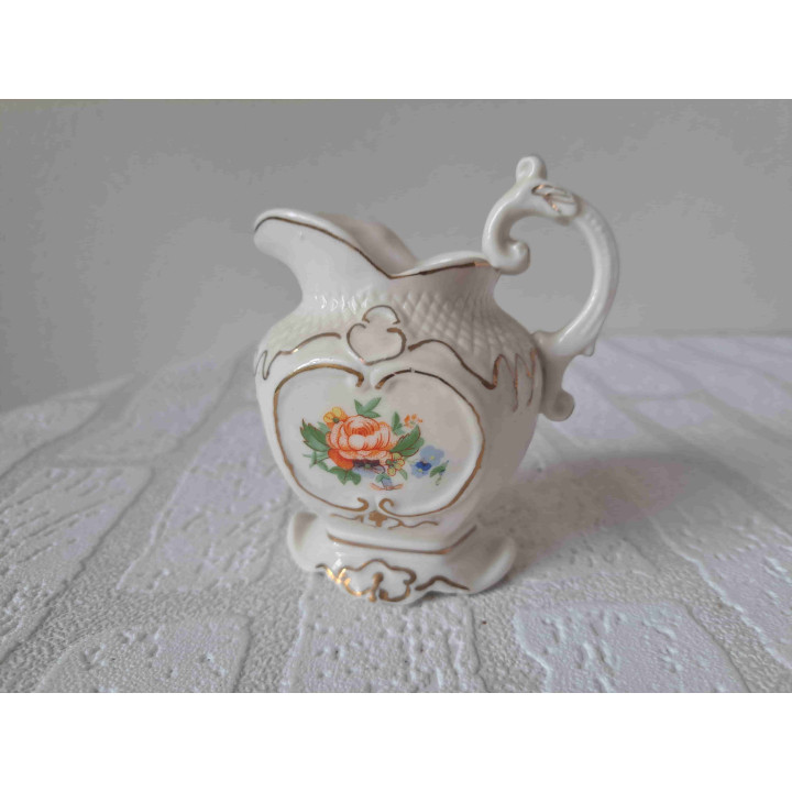 Melkkan van porselein met bloem opdruk