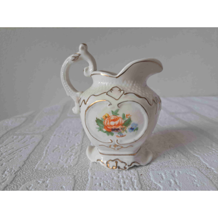 Melkkan van porselein met bloem opdruk