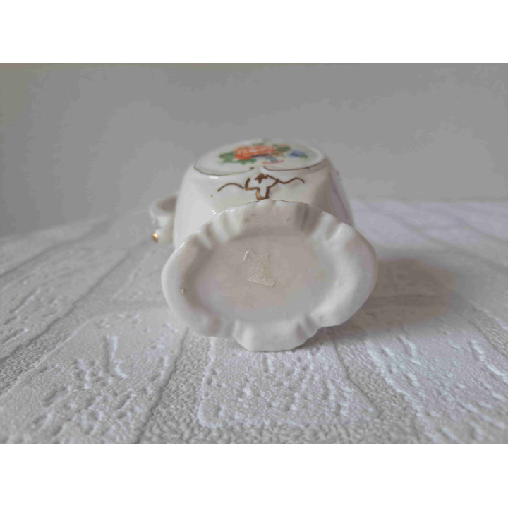 Melkkan van porselein met bloem opdruk