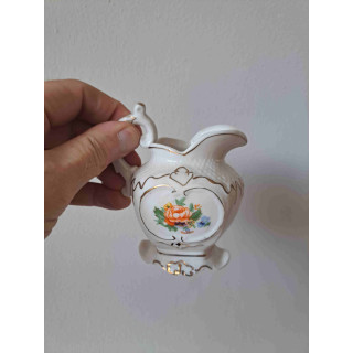 Melkkan van porselein met bloem opdruk