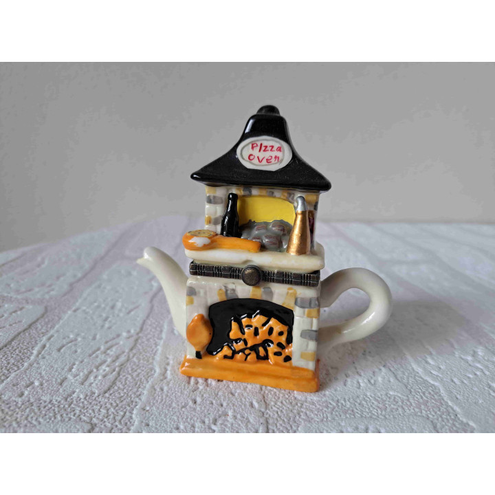 Mini theepot pillendoosje in een vorm van een pizza oven