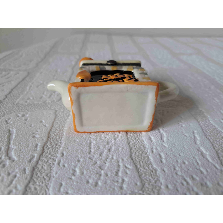 Mini theepot pillendoosje in een vorm van een pizza oven