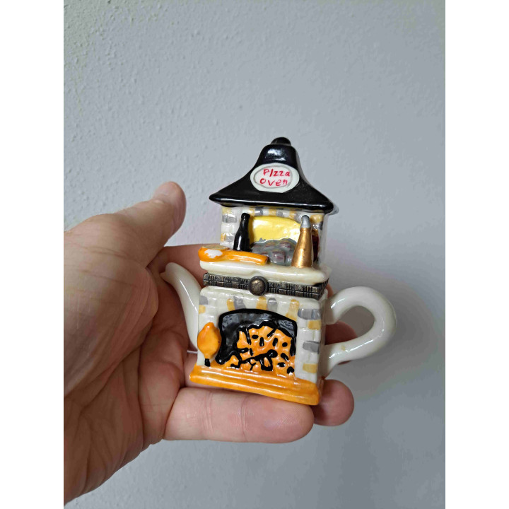 Mini theepot pillendoosje in een vorm van een pizza oven