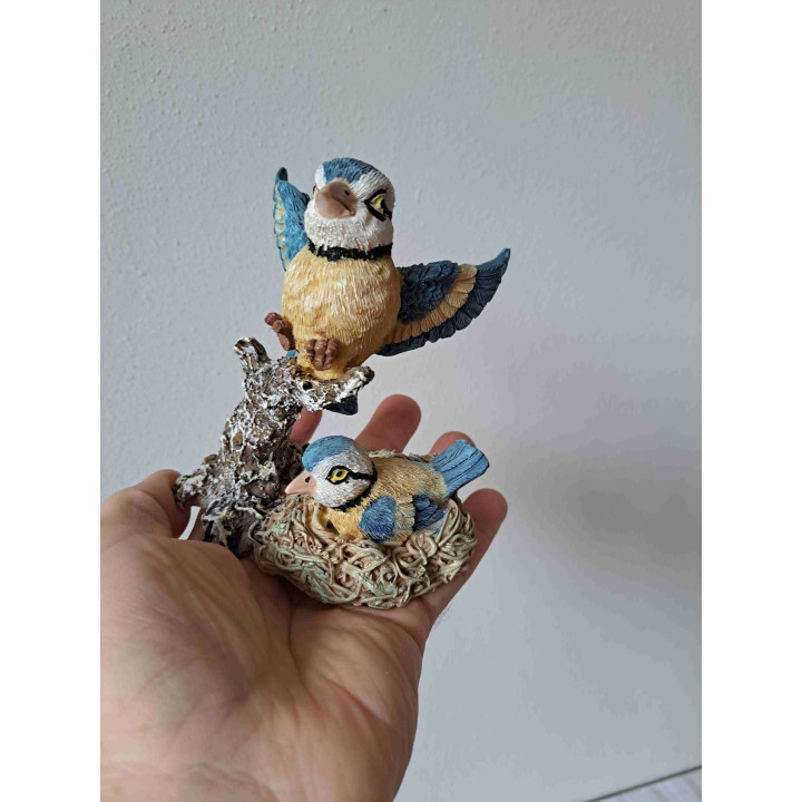 Pimpelmees vogel met jong in nest van kunsthars