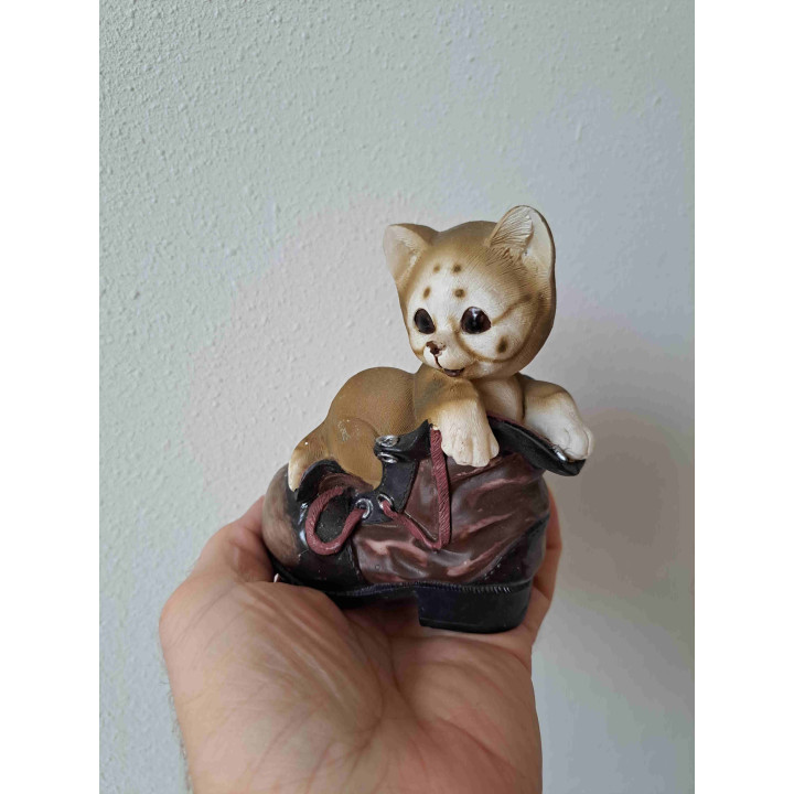 Poes in schoen grijsbruin van kunsthars