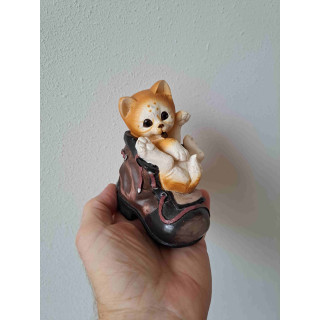 Poes in schoen bruinwit van kunsthars