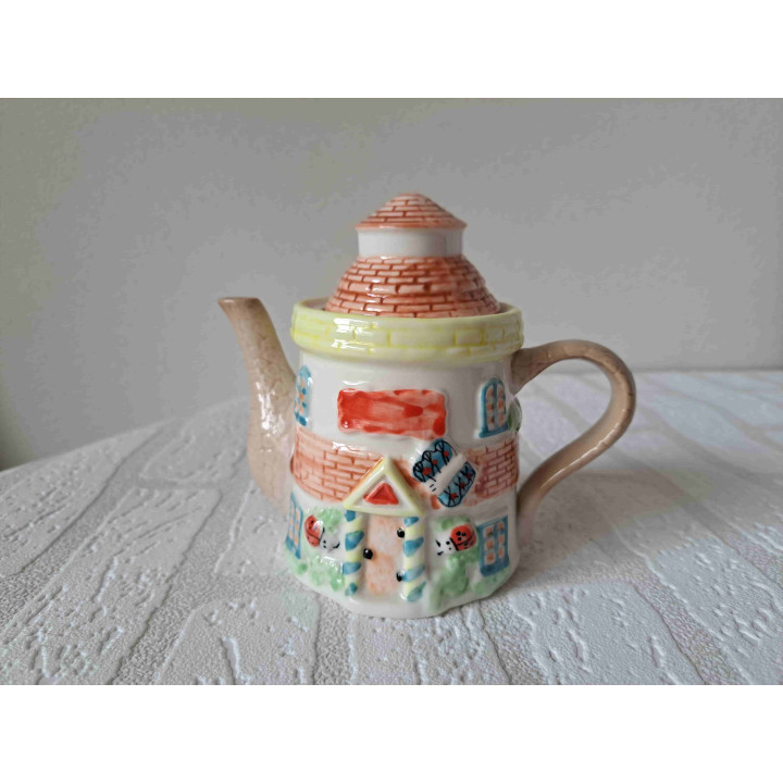 Theepot in een vorm van een ronde huis