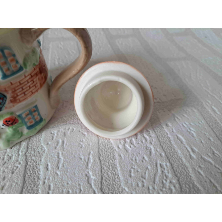 Theepot in een vorm van een ronde huis