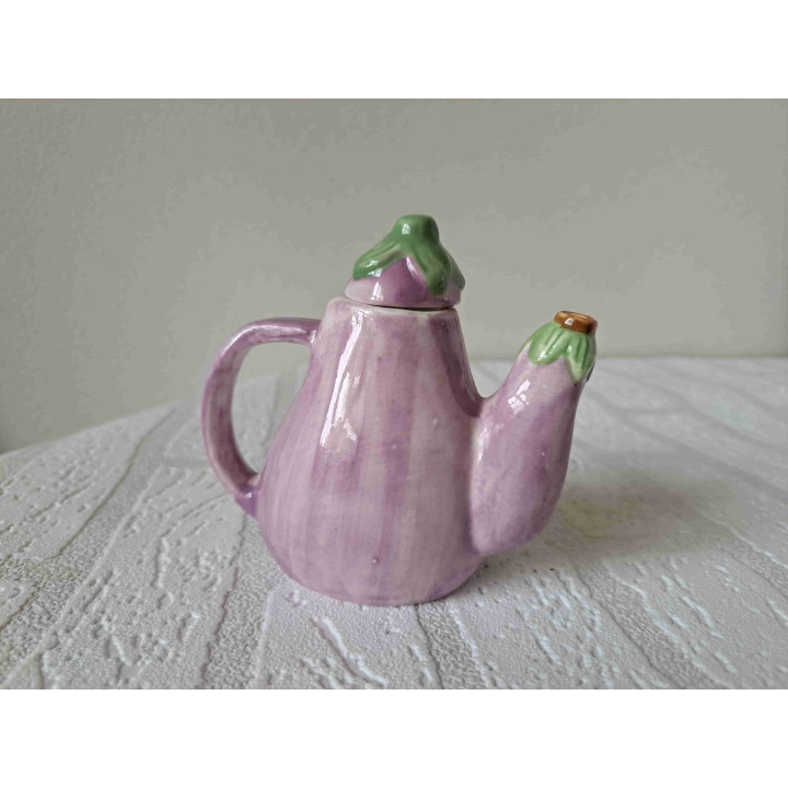 Theepotje in een vorm van een groente aubergine paars