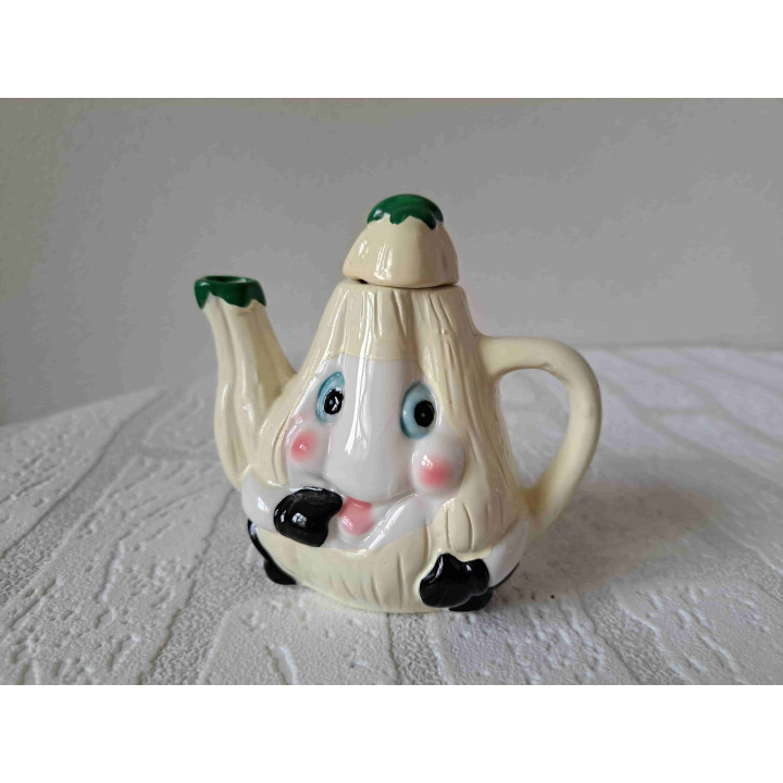 Theepotje in een vorm van een groente aubergine creme