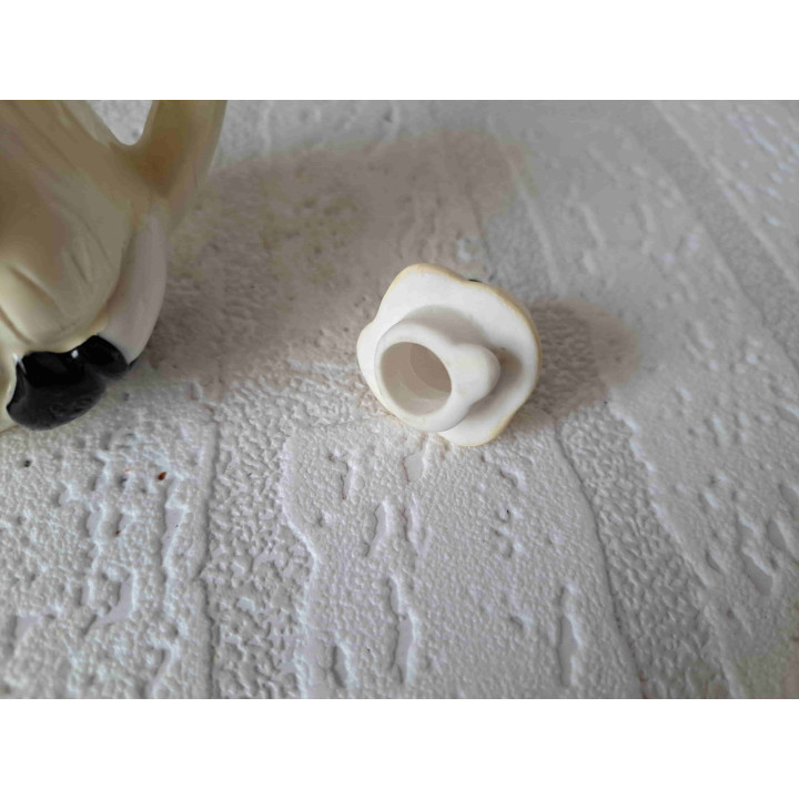 Theepotje in een vorm van een groente aubergine creme