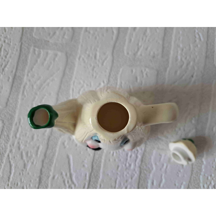 Theepotje in een vorm van een groente aubergine creme