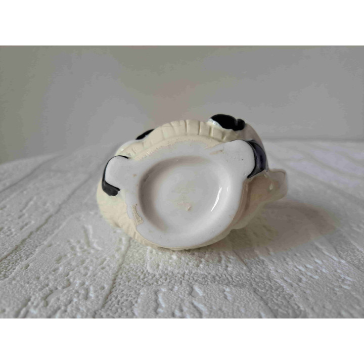 Theepotje in een vorm van een groente aubergine creme