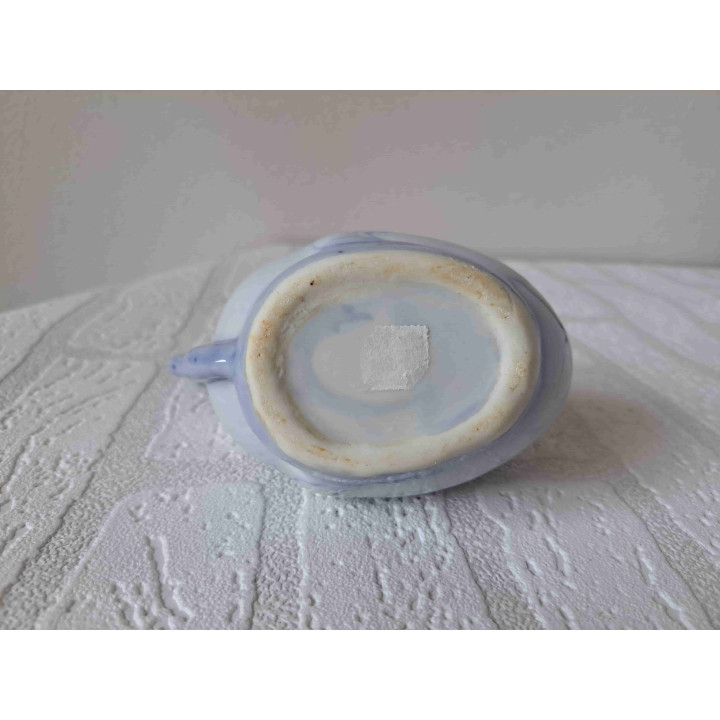 Theepotje van hotel porselein in een vorm van een eend met jong