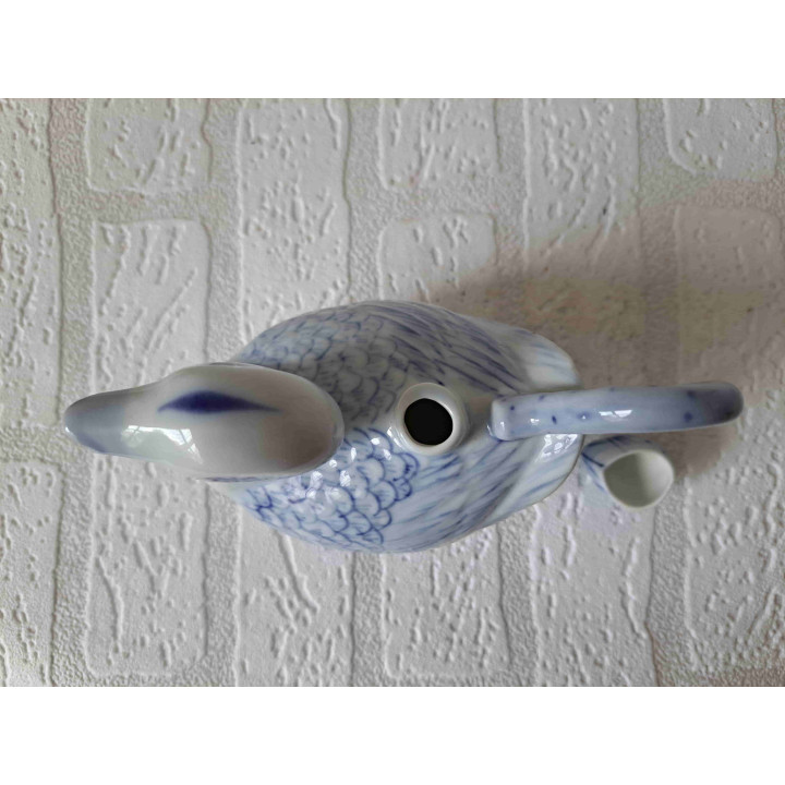 Theepotje van hotel porselein in een vorm van een eend met jong