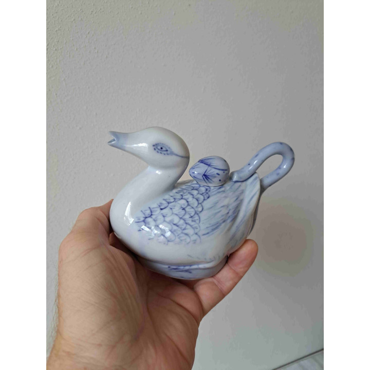 Eend met jong theepotje van porselein