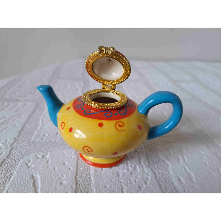 Oosterse theepot van porselein en metaal 10x6.5x7.5cm