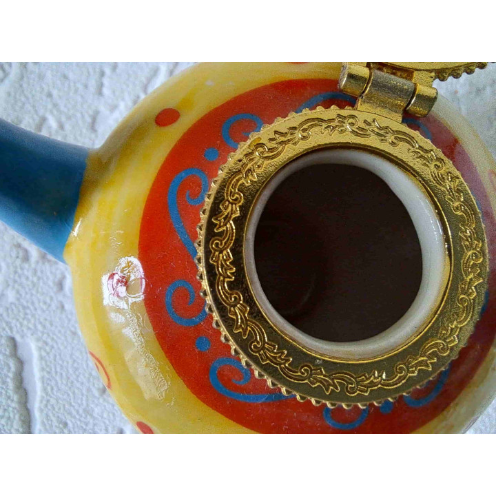 Oosterse theepot van porselein en metaal 10x6.5x7.5cm