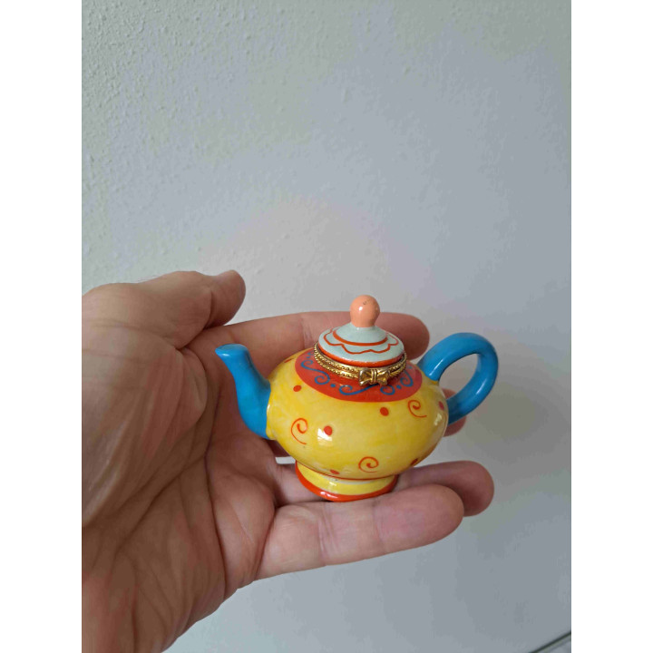 Oosterse theepot van porselein en metaal 10x6.5x7.5cm