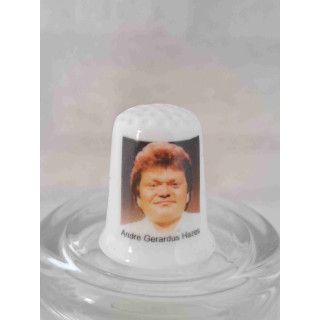 Volkszanger Andre Hazes sr op een vingerhoedje